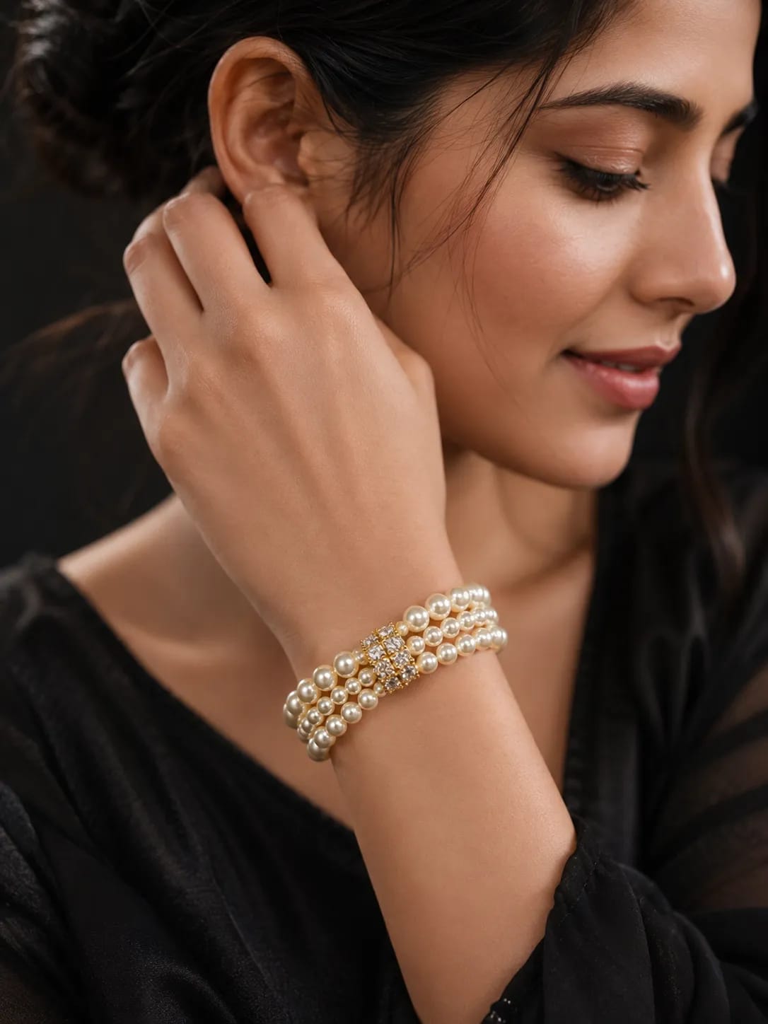 LUXARQ Pearl Bracelet with Rhinestone Accent