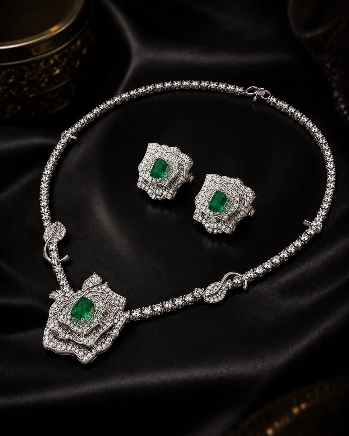 LUXARQ Silver Plated Emerald Green Necklace Set
